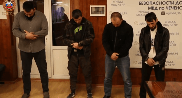 Участники свадебного кортежа во время профилактической беседы. Стоп-кадр видео чеченского управления ГИБДД, https://www.instagram.com/p/CNVDh6ljJwt/ Участники свадебного кортежа во время профилактической беседы. Стоп-кадр видео чеченского управления ГИБДД, https://www.instagram.com/p/CNVDh6ljJwt/