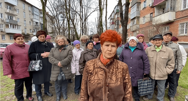Участники "Отрядов Путина". Кадр видео "Байден должен извиниться" на канале Отряды Путина Soc Sprav в YouTube Участники "Отрядов Путина". Кадр видео "Байден должен извиниться" на канале Отряды Путина Soc Sprav в YouTube