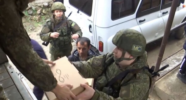 Миротворцы помогают разгружать гуманитарный груз. Фото пресс-службы МО http://mil.ru/russian_peacekeeping_forces/news/more.htm?id=12353198@egNews Миротворцы помогают разгружать гуманитарный груз. Фото пресс-службы МО http://mil.ru/russian_peacekeeping_forces/news/more.htm?id=12353198@egNews