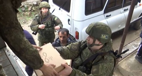 Миротворцы помогают разгружать гуманитарный груз. Фото пресс-службы МО http://mil.ru/russian_peacekeeping_forces/news/more.htm?id=12353198@egNews Миротворцы помогают разгружать гуманитарный груз. Фото пресс-службы МО http://mil.ru/russian_peacekeeping_forces/news/more.htm?id=12353198@egNews