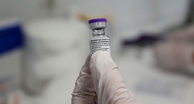 Вакцина Pfizer. Фото: REUTERS/Cagla Gurdogan Вакцина Pfizer. Фото: REUTERS/Cagla Gurdogan