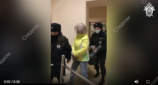 Сотрудники полиции во время задержания. Скриншот видео "Следственный комитет РФ" https://kuban.sledcom.ru/ Сотрудники полиции во время задержания. Скриншот видео "Следственный комитет РФ" https://kuban.sledcom.ru/