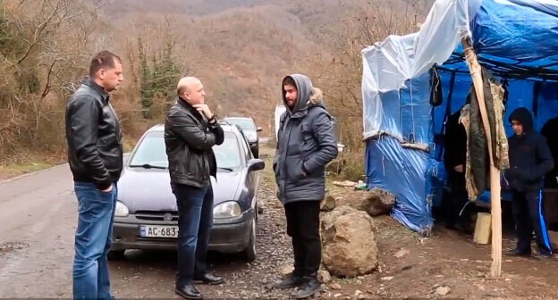 Участники акции жителей на дороге к месту строительства Намахванской ГЭС в ущелье Риони. Кадр видео
JAMnews на русском https://www.youtube.com/watch?v=vUayOiRpoQo Участники акции жителей на дороге к месту строительства Намахванской ГЭС в ущелье Риони. Кадр видео
JAMnews на русском https://www.youtube.com/watch?v=vUayOiRpoQo