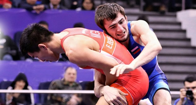 Поединок борцов. Фото пресс-службы федерации борьбы Дагестана http://wrestdag.ru/news/ru/news/abasgadzhi_magomedov_luchshij_borec_mesjaca1/ Поединок борцов. Фото пресс-службы федерации борьбы Дагестана http://wrestdag.ru/news/ru/news/abasgadzhi_magomedov_luchshij_borec_mesjaca1/