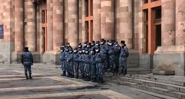 Полиция возле здания правительства в Ереване. Март 2021 г. Скриншот видео https://www.youtube.com/watch?v=ZCBqr47t8UU Полиция возле здания правительства в Ереване. Март 2021 г. Скриншот видео https://www.youtube.com/watch?v=ZCBqr47t8UU