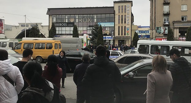 Заложники были захвачены в магазине одежды во Владикавказе. 12 апреля 2021 г. Фото Томы Агкацевой для "Кавказского узла" Заложники были захвачены в магазине одежды во Владикавказе. 12 апреля 2021 г. Фото Томы Агкацевой для "Кавказского узла"