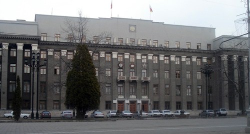 Здание парламента Северной Осетии. Фото Os-Bagatar - https://ru.wikipedia.org/wiki/Парламент_Северной_Осетии#/media/Файл:Dom_Pravitelstva.JPG Здание парламента Северной Осетии. Фото Os-Bagatar - https://ru.wikipedia.org/wiki/Парламент_Северной_Осетии#/media/Файл:Dom_Pravitelstva.JPG