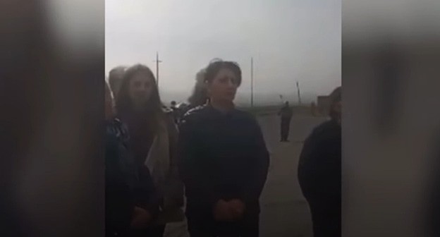 Родные армянских военнопленных заблокировали в Ширакской области трассу Ереван - Гюмри и дорогу из села Ором в Ашоцк в знак протеста против сорванного возвращения солдат из Азербайджана. 9 апреля 2021 г. Скриншот видео https://news.am/rus/news/638010.html Родные армянских военнопленных заблокировали в Ширакской области трассу Ереван - Гюмри и дорогу из села Ором в Ашоцк в знак протеста против сорванного возвращения солдат из Азербайджана. 9 апреля 2021 г. Скриншот видео https://news.am/rus/news/638010.html