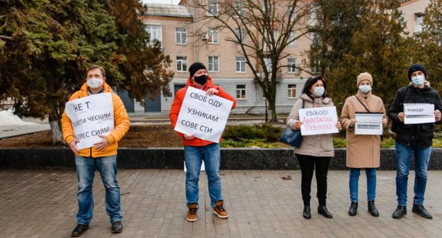 Участники акции в поддержку Навального в Таганроге 31 января. Фото: Д. Проскуренко, https://bloknot-taganrog.ru/news/zachital-uzhe-zagotovlennyy-prigovor-o-shtrafe-oto?utm_source=yxnews&utm_medium=desktop&utm_referrer=https%3A%2F%2Fyandex.ru%2Fnews%2Fsearch%3Ftext%3D Участники акции в поддержку Навального в Таганроге 31 января. Фото: Д. Проскуренко, https://bloknot-taganrog.ru/news/zachital-uzhe-zagotovlennyy-prigovor-o-shtrafe-oto?utm_source=yxnews&utm_medium=desktop&utm_referrer=https%3A%2F%2Fyandex.ru%2Fnews%2Fsearch%3Ftext%3D
