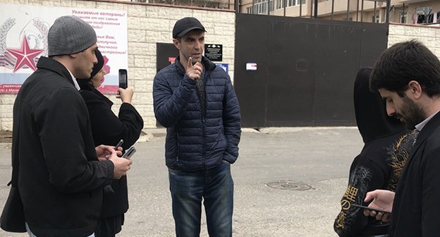 Мурад Манапов и пришедшие его встречать журналисты и активисты. 14 апреля 2021 г. Фото Патимат Махмудовой для "Кавказского узла" Мурад Манапов и пришедшие его встречать журналисты и активисты. 14 апреля 2021 г. Фото Патимат Махмудовой для "Кавказского узла"