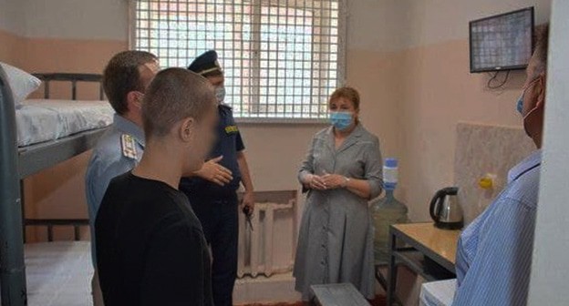 Проверка содержания школьника в СИЗО. Справа - омбудсмен по правам ребенка Волгоградской области Нина Болдырева. Фото предоставлено Юлией Бочаровой для "Кавказского узла" Проверка содержания школьника в СИЗО. Справа - омбудсмен по правам ребенка Волгоградской области Нина Болдырева. Фото предоставлено Юлией Бочаровой для "Кавказского узла"
