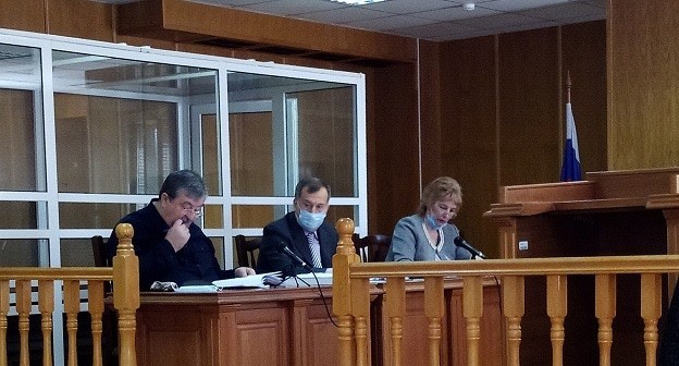Валерий Карданов (в центре) с адвокатами Алауди Мусаевым и Натальей Харченко. Фото Людмилы Маратовой для "Кавказского узла" Валерий Карданов (в центре) с адвокатами Алауди Мусаевым и Натальей Харченко. Фото Людмилы Маратовой для "Кавказского узла"