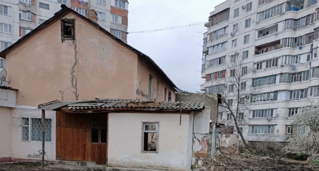 Поврежденный дом в Нальчике, фото предоставила Лиза Шак. Поврежденный дом в Нальчике, фото предоставила Лиза Шак.