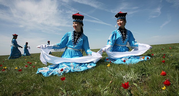 Фестиваль тюльпанов в Калмыкии. Фото Николая Бошева для "Кавказского узла" Фестиваль тюльпанов в Калмыкии. Фото Николая Бошева для "Кавказского узла"