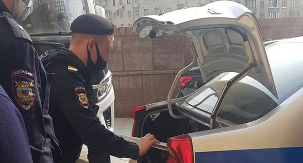 Сотрудники полиции во время акции протеста у здания министерства иностранных дел России. 15 апреля 2021 г. Фото предоставлено участником акции Давидом Тонояном Сотрудники полиции во время акции протеста у здания министерства иностранных дел России. 15 апреля 2021 г. Фото предоставлено участником акции Давидом Тонояном