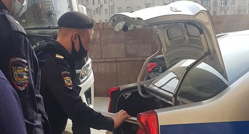 Сотрудники полиции во время акции протеста у здания министерства иностранных дел России. 15 апреля 2021 г. Фото предоставлено участником акции Давидом Тонояном Сотрудники полиции во время акции протеста у здания министерства иностранных дел России. 15 апреля 2021 г. Фото предоставлено участником акции Давидом Тонояном