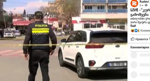 Полицейские оцепили территорию на месте захвата заложников в филиале "Банка Грузии". Тбилиси, 16 апреля 2021 г. Скриншот видео https://www.facebook.com/rustavi2/videos/501997714158663 Полицейские оцепили территорию на месте захвата заложников в филиале "Банка Грузии". Тбилиси, 16 апреля 2021 г. Скриншот видео https://www.facebook.com/rustavi2/videos/501997714158663