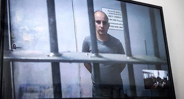 Кирилл Скрипин на экране видеосвязи. Фото Константина Волгина для "Кавказского узла" Кирилл Скрипин на экране видеосвязи. Фото Константина Волгина для "Кавказского узла"