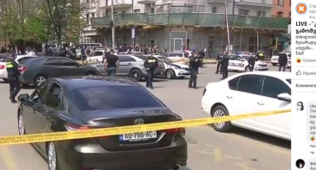 Полицейские оцепили территорию на месте захвата заложников в филиале "Банка Грузии". Тбилиси, 16 апреля 2021 г. Скриншот видео https://www.facebook.com/rustavi2/videos/501997714158663 Полицейские оцепили территорию на месте захвата заложников в филиале "Банка Грузии". Тбилиси, 16 апреля 2021 г. Скриншот видео https://www.facebook.com/rustavi2/videos/501997714158663