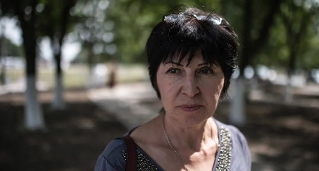 Элла Кесаева. Фото: Алина Десятниченко "Новая газета" https://novayagazeta.ru/articles/2019/09/05/81854-posle-beslana-ya-ne-hozhu-na-svadby Элла Кесаева. Фото: Алина Десятниченко "Новая газета" https://novayagazeta.ru/articles/2019/09/05/81854-posle-beslana-ya-ne-hozhu-na-svadby