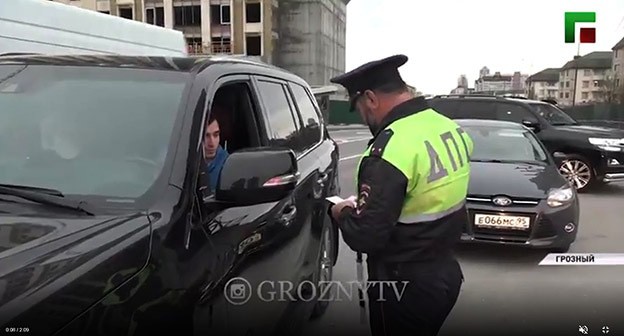 Рейды ГИБДД по профилактике правонарушений на дорогах. Скриншот видео "groznytv" https://www.instagram.com/p/CNzKxQCJXTN/ Рейды ГИБДД по профилактике правонарушений на дорогах. Скриншот видео "groznytv" https://www.instagram.com/p/CNzKxQCJXTN/