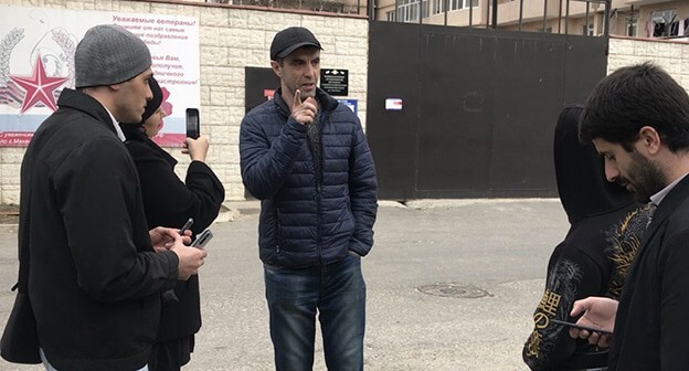 Мурад Манапов и пришедшие его встречать журналисты и активисты. 14 апреля 2021 г. Фото Патимат Махмудовой для "Кавказского узла" Мурад Манапов и пришедшие его встречать журналисты и активисты. 14 апреля 2021 г. Фото Патимат Махмудовой для "Кавказского узла"