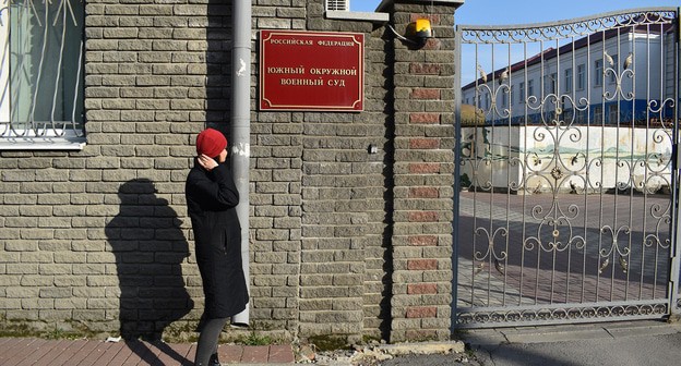 Посетительница у ворот Южного окружного военного суда. Фото Константина Волгина для "Кавказского узла" Посетительница у ворот Южного окружного военного суда. Фото Константина Волгина для "Кавказского узла"