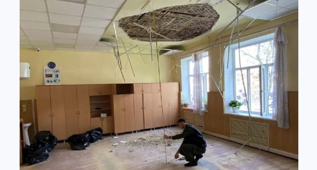 Здание армавирской школы, где при обрушении потолка пострадали трое детей. Фото: СУ СК России по Краснодарскому краю
Здание армавирской школы, где при обрушении потолка пострадали трое детей. Фото: СУ СК России по Краснодарскому краю