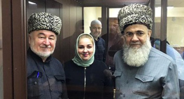 Малсаг Ужахов, Зарифа Саутиева и Ахмед Барахоев (слева направо)перед судебным заседанием. Март 2021 г. Фото Багаудина Мякиева Малсаг Ужахов, Зарифа Саутиева и Ахмед Барахоев (слева направо)перед судебным заседанием. Март 2021 г. Фото Багаудина Мякиева