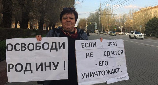 Галина Заболотнева во время одиночного пикета. Волгоград, 21 апреля 2021 г. Фото Татьяны Филимоновой для "Кавказского узла" Галина Заболотнева во время одиночного пикета. Волгоград, 21 апреля 2021 г. Фото Татьяны Филимоновой для "Кавказского узла"