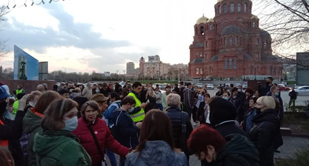 Участники акции Навального. Волгоград, 21 апреля 2021 г. Фото Вячеслава Ященко для "Кавказского узла" Участники акции Навального. Волгоград, 21 апреля 2021 г. Фото Вячеслава Ященко для "Кавказского узла"
