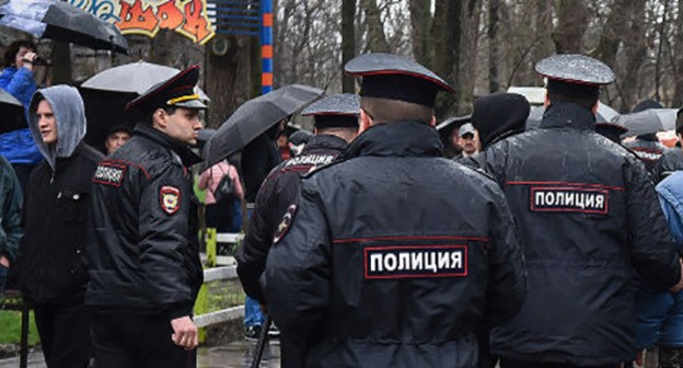 Сотрудники полиции во время акции. Краснодарский край. Иллюстративное фото. Фото Елены Синеок, Юга.ру Сотрудники полиции во время акции. Краснодарский край. Иллюстративное фото. Фото Елены Синеок, Юга.ру