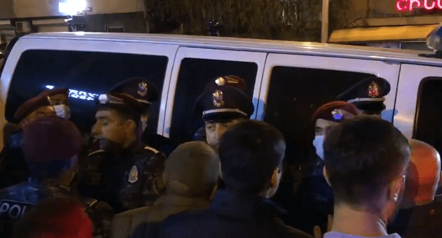 Задержание активистов у правительственных дач в Ереване 21 апреля. Кадр видео Sputnik Армения
www.youtube.com/watch?v=Fva7yCC6LXA Задержание активистов у правительственных дач в Ереване 21 апреля. Кадр видео Sputnik Армения
www.youtube.com/watch?v=Fva7yCC6LXA