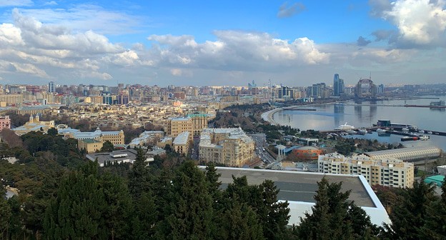 Баку. Фото 
Robot8A -  https://commons.wikimedia.org/wiki/Category:Baku#/media/File:Baku_15_09_25_657000.jpeg