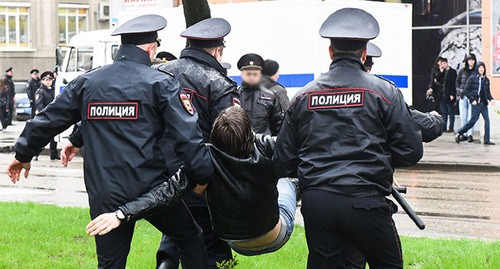 Сотудники полиции задерживают активиста. Абстрактная иллюстрация. Фото Елены Синеок, Юга.ру Сотудники полиции задерживают активиста. Абстрактная иллюстрация. Фото Елены Синеок, Юга.ру