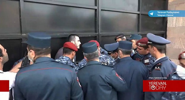 Активисты движения "Азатагрум" сегодня приковали себя цепями к воротам здания правительства Армении. 22 апреля 2021 года. Скриншот видео: Yerevan․Today Rus/Telegram Активисты движения "Азатагрум" сегодня приковали себя цепями к воротам здания правительства Армении. 22 апреля 2021 года. Скриншот видео: Yerevan․Today Rus/Telegram