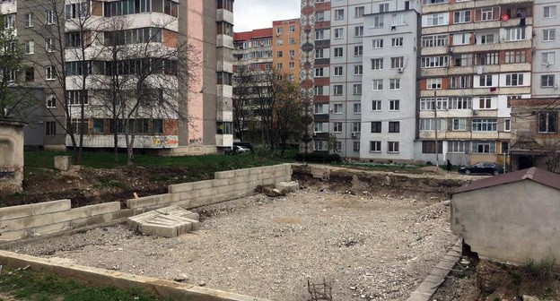 Спорный участок на проспекте Кулиева в НАльчике. Фото Людмилы маратовой для "Кавказского узла" Спорный участок на проспекте Кулиева в НАльчике. Фото Людмилы маратовой для "Кавказского узла"