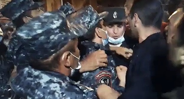 Участники акции у здания Генпрокуратуры в Ереване 22.04. Кадр видео https://ria.ru/20210422/erevan-1729548399.html Участники акции у здания Генпрокуратуры в Ереване 22.04. Кадр видео https://ria.ru/20210422/erevan-1729548399.html
