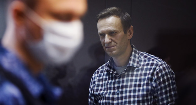 Алексей Навальный в зале суда. Февраль 2021 г. Фото: REUTERS/Maxim Shemetov Алексей Навальный в зале суда. Февраль 2021 г. Фото: REUTERS/Maxim Shemetov