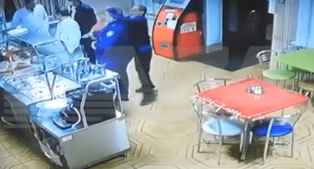 Стоп-кадр видео нападения на помощника прокурора в Черкесске, https://t.me/bazabazon Стоп-кадр видео нападения на помощника прокурора в Черкесске, https://t.me/bazabazon