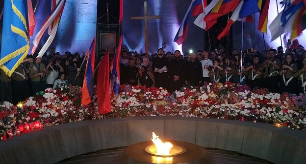 У вечного огня Мемориального комплекса "Цицернакаберд", посвященного жертвам геноцида армян, в Ереване вечером 23 апреля 2021 года. Фото Армине Мартиросян для «Кавказского узла». У вечного огня Мемориального комплекса "Цицернакаберд", посвященного жертвам геноцида армян, в Ереване вечером 23 апреля 2021 года. Фото Армине Мартиросян для «Кавказского узла».