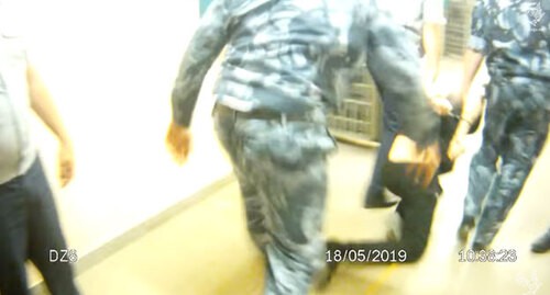 Сотрудники волгоградской колонии волокут осужденного. Кадр видео, опубликованного проектом Gulagu.net https://www.youtube.com/watch?v=aHVbOlvxL-8 Сотрудники волгоградской колонии волокут осужденного. Кадр видео, опубликованного проектом Gulagu.net https://www.youtube.com/watch?v=aHVbOlvxL-8