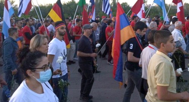 Символ памяти жертв геноцида армян, флаги Армении и Нагорного Карабаха. Фото Алвард Григорян для "Кавказского узла" Символ памяти жертв геноцида армян, флаги Армении и Нагорного Карабаха. Фото Алвард Григорян для "Кавказского узла"