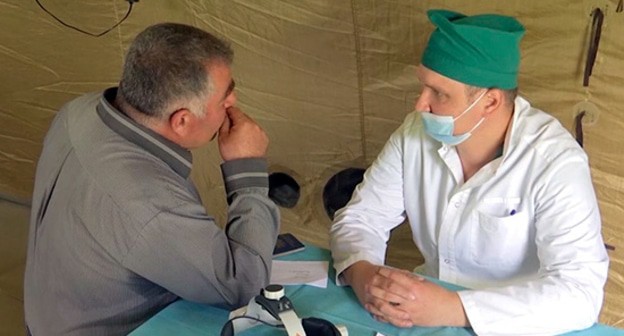 Офицер и мнстный житель в населенном пункте Акнаберд Шаумяновского района Нагорного Карабаха. Фото пресс-службы МО http://mil.ru/russian_peacekeeping_forces/news/more.htm?id=12358008@egNews Офицер и мнстный житель в населенном пункте Акнаберд Шаумяновского района Нагорного Карабаха. Фото пресс-службы МО http://mil.ru/russian_peacekeeping_forces/news/more.htm?id=12358008@egNews