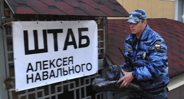 Сотрудник полиции возле таблички "Штаб Алексея Навального". Абстрактная иллюстрация. Фото: REUTERS/Sergei Brovko Сотрудник полиции возле таблички "Штаб Алексея Навального". Абстрактная иллюстрация. Фото: REUTERS/Sergei Brovko