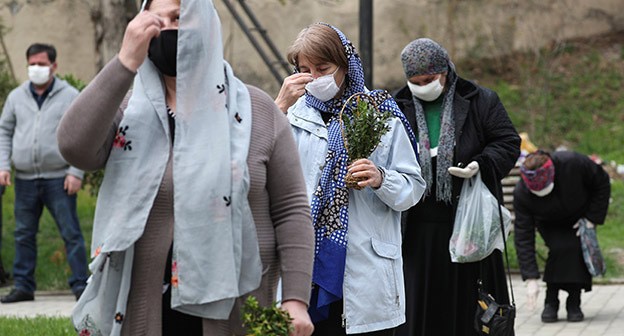 Верующие во время празднования Вербного воскресенья. Грузия, апрель 2020 года. Фото: REUTERS/Irakli Gedenidze Верующие во время празднования Вербного воскресенья. Грузия, апрель 2020 года. Фото: REUTERS/Irakli Gedenidze