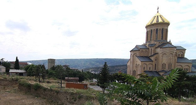Кафедральный собор Святой Троицы в Тбилиси. Фото: Serouj https://ru.wikipedia.org/ Кафедральный собор Святой Троицы в Тбилиси. Фото: Serouj https://ru.wikipedia.org/