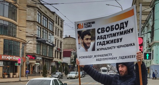 Житель Махачкалы Вагаб в одиночном пикете в поддержку Абдулмумина Гаджиева. Январь 2021 года. Фото Ильяса Капиева для "Кавказского узла" Житель Махачкалы Вагаб в одиночном пикете в поддержку Абдулмумина Гаджиева. Январь 2021 года. Фото Ильяса Капиева для "Кавказского узла"