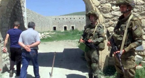 Миротворцы у стен монастыря Амарас. Фото пресс-службы МО России http://mil.ru/russian_peacekeeping_forces/news/more.htm?id=12358298@egNews Миротворцы у стен монастыря Амарас. Фото пресс-службы МО России http://mil.ru/russian_peacekeeping_forces/news/more.htm?id=12358298@egNews