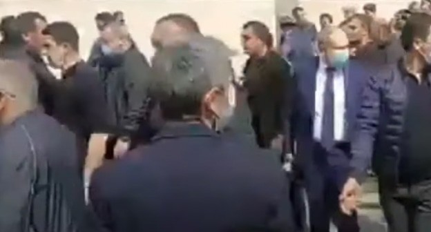 Жители Сюникской области, выступающие за отставку премьер-министра Армении, преградили дорогу кортежу Никола Пашиняна. Кадр видео
Novosti-Armeniahttps://www.youtube.com/watch?v=UZq2Hkwnvtg&t=3s Жители Сюникской области, выступающие за отставку премьер-министра Армении, преградили дорогу кортежу Никола Пашиняна. Кадр видео
Novosti-Armeniahttps://www.youtube.com/watch?v=UZq2Hkwnvtg&t=3s